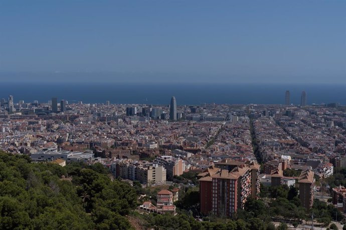 Archivo - Vista panorámica de Barcelona, con la Torre Glòries al fondo, a 5 de agosto de 2024, en Barcelona, Catalunya (España).