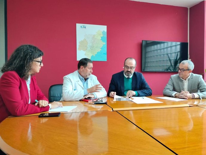 La delegación municipal con su alcalde, Olegario Ramón, a la cabeza durante la reunión mantenida este miércoles con el gerente del Hospital del Bierzo.