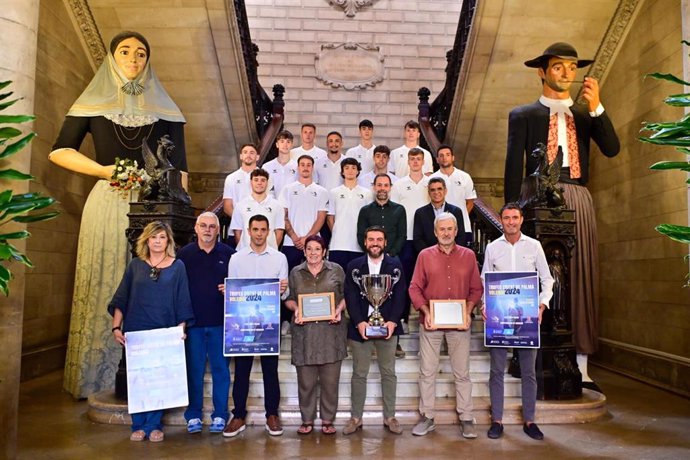 El primer teniente de alcalde y regidor de Deportes del Ayuntamiento de Palma, Javier Bonet, junto con representantes del Club Voley Palma en la presentación del trofeo Ciutat de Palma.