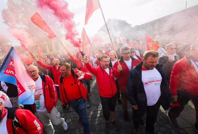 25 September 2024, Lower Saxony, Hanover: Volkswagen employees demonstrate in front of Herrenhausen Palace before the start of collective bargaining between Volkswagen and IG Metall. Photo: Julian Stratenschulte/dpa