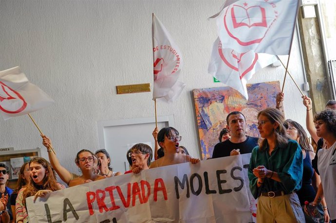 Imágenes de estudiantes protestando en el acto de la vicepresidenta segunda del Gobierno de España y ministra de Trabajo y Economía Social, Yolanda Díaz.