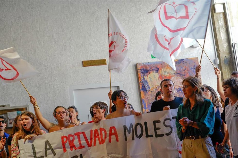 Imágenes de estudiantes protestando en el acto de la vicepresidenta segunda del Gobierno de España y ministra de Trabajo y Economía Social, Yolanda Díaz.