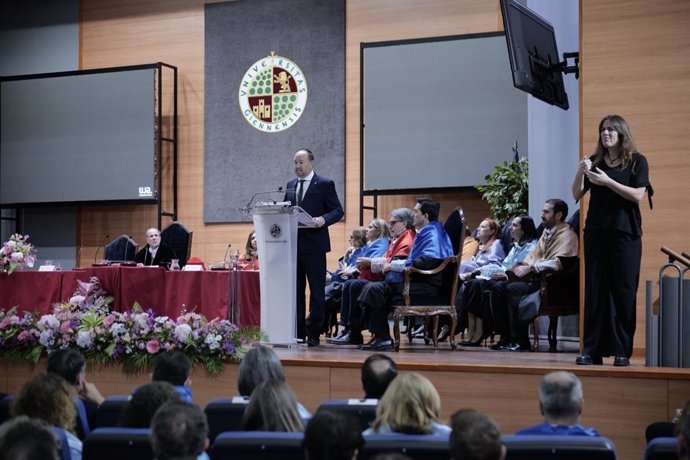 Ramón Herrera interviene en la apertura del curso académico de la UJA.