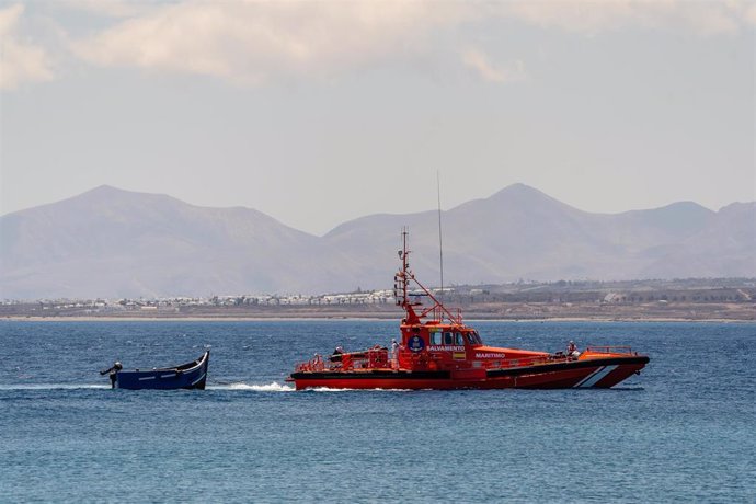 Archivo - Un barco de Salvamento Marítimo, a su llegada al Muelle de La Cebolla con la patera de 34 migrantes, a 1 de septiembre de 2021, en Lanzarote, Islas Canarias (España). La patera con los migrantes fue avistada al norte de Arrecife y una embarcació