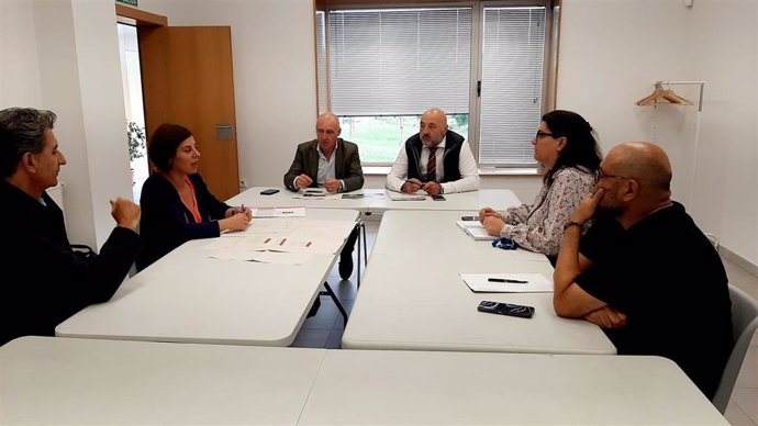 Reunión del concejal de Participación y Atención a la ciudadanía, Mercados y Consumos y Cooperación, Guzmán Pendás, con la asociación vecinal de Nuevo Roces.