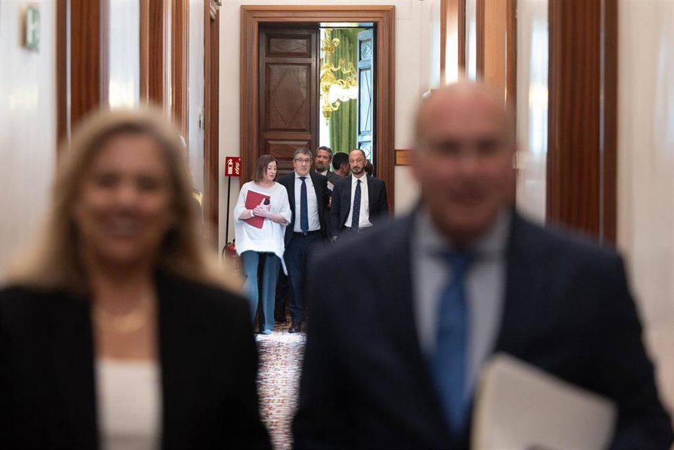 Archivo - La presidenta de Congreso, Francina Armengol, y el portavoz del Grupo Socialista, Patxi López, saliendo de la Junta de Portavoces detás detrás del poprtavoz del PP, Miguel Telleado