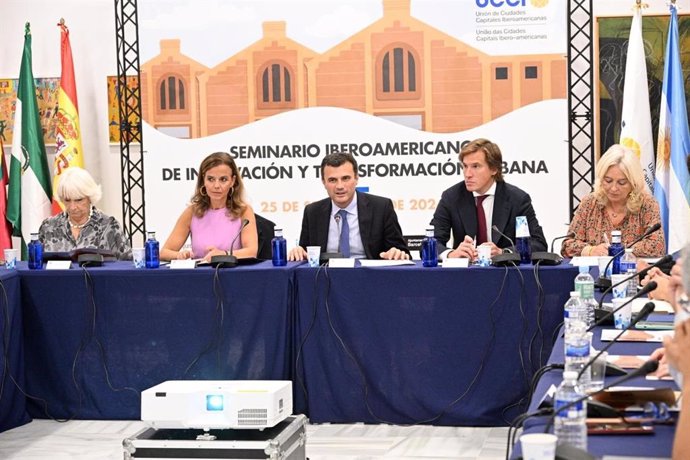 El alcalde de Cádiz, Bruno García, y la secretaria general de la UCCI, Almudena Maíllo, en el Seminario Iberoamericano de Innovación y Transformación Urbana