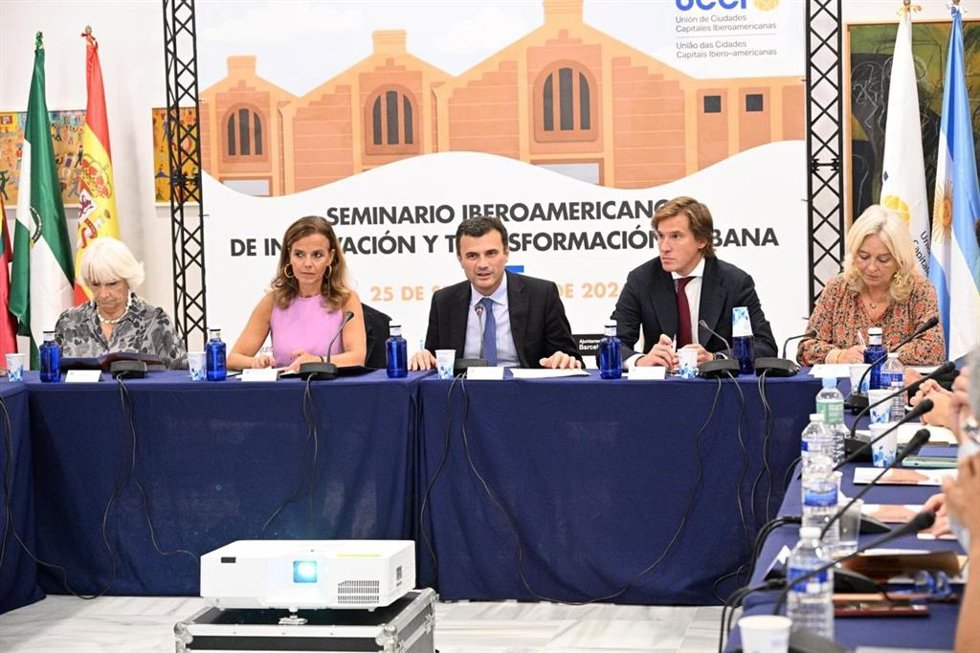 El alcalde de Cádiz, Bruno García, y la secretaria general de la UCCI, Almudena Maíllo, en el Seminario Iberoamericano de Innovación y Transformación Urbana
