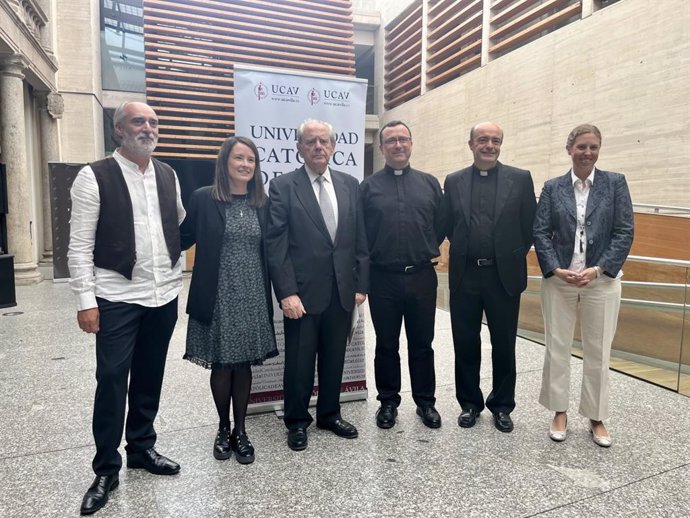 Analizada la figura del sacerdote inglés John Henry en las terceras jornadas de la Universidad Católica de Ávila .