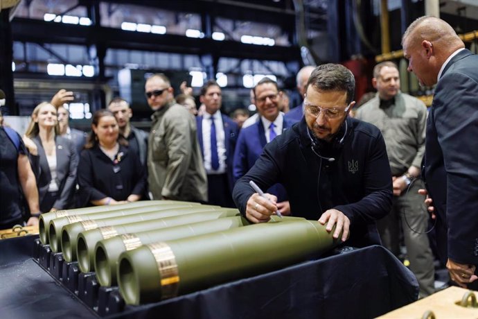 El presidente de Ucrania, Volodimir Zelenski, firmando proyectiles de artillería de 155 mm en una fábrica en la ciudad de Scranton, en Estados Unidos