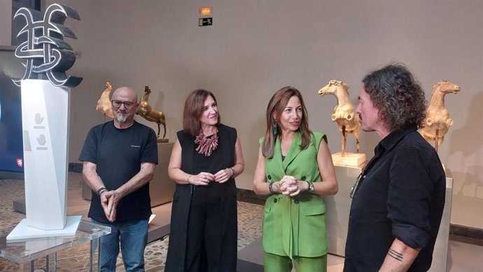 El escultor José Miguel Fuertes; la consejera municipal de Cultura, Educación y Turismo, Sara Fernández; la alcaldesa, Natalia Chueca; y el exmiembro de Héroes del Silencio Pedro Andreu, junto a una maqueta de la escultura.