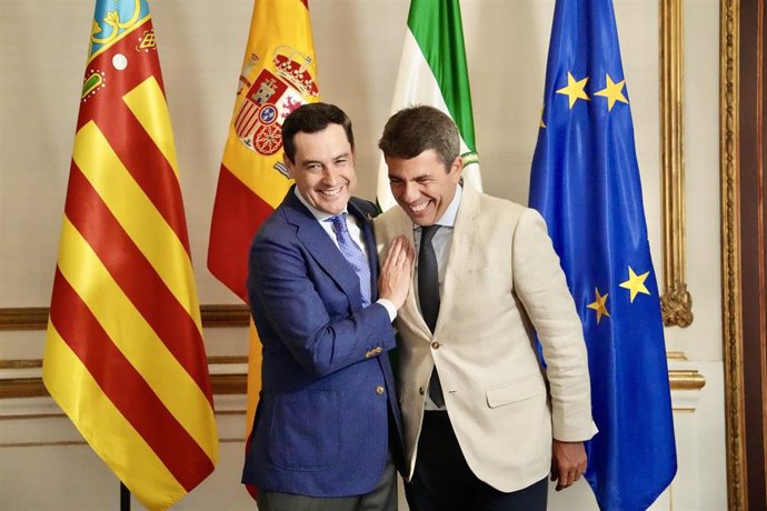 El presidente de la Junta de Andalucía, Juanma Moreno, y el presidente de la Generalitat Valenciana, Carlos Mazón, reunidos en Sevilla.