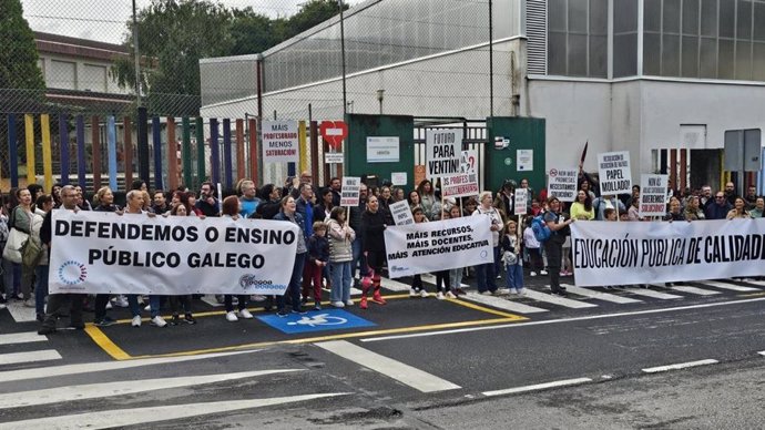 Protesta contra los "recortes" de personal en el CEIP Ventín, en Ames (A Coruña).