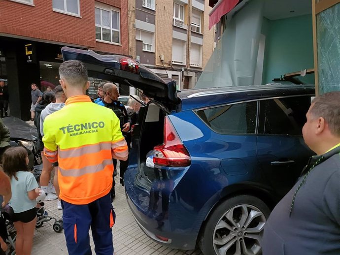 Un vehículo acaba empotrado en una peluquería canina, en Gijón, consecuencia de un choque con otro coche.