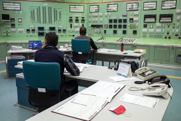 Archivo - Varios empleados trabajan en sala de control de la central nuclear de Santa María de Garoña, a 23 de noviembre de 2023, en Santa María de Garoña, Burgos, Castilla y León (España). 