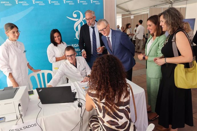 Una carpa de la salud ha acercado la profesión farmacéutica al ciudadano en una jornada que este año ha contado con el lema: ‘Farmacéuticos: respondiendo a las necesidades globales. Facilitando soluciones locales’