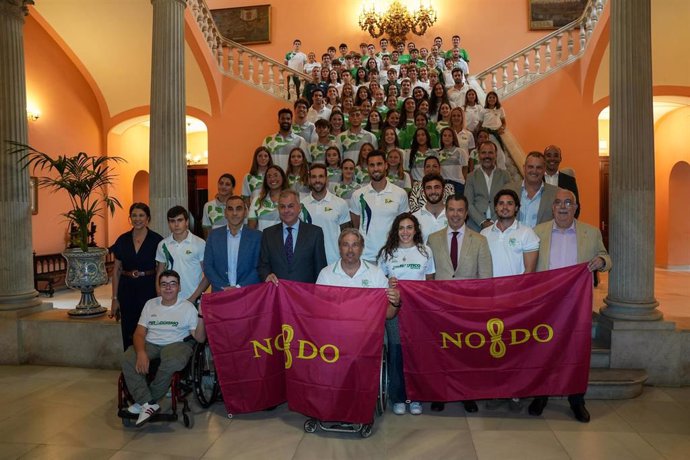 Sanz con los deportistas olímpicos, paralímpicos y campeones del mundo del Club Náutico