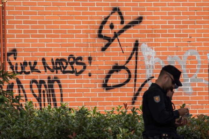 Archivo - Un agente de Policía Nacional en las inmediaciones de unas viviendas okupadas en Alcobendas (Madrid)