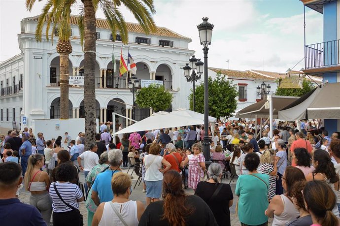 Centenares de almonteños se han concentrado en la Plaza Virgen del Rocío para demandar más presencia de efectivos de seguridad en sus calles.