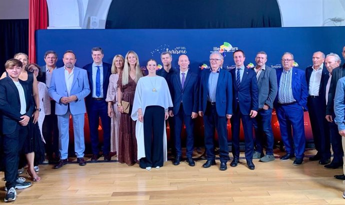 La presidenta del Govern, Marga Prohens, junto a otros representantes institucionales en la Nit del Turisme 2024.