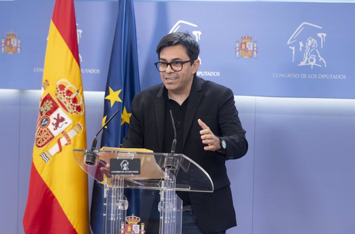 El diputado de Sumar Gerardo Pisarello durante una rueda de prensa anterior a la reunión de la Junta de Portavoces, en el Congreso de los Diputados, a 17 de septiembre de 2024, en Madrid (España).