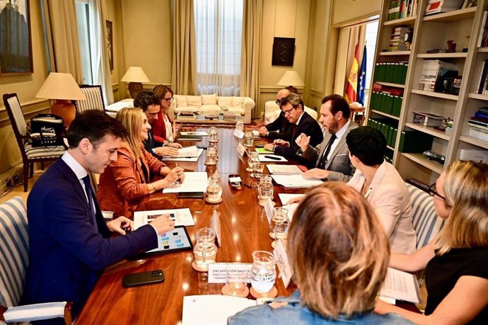 La alcaldesa de Granada, Marifrán Carazo, a la izquierda en el centro en la imagen, frente al ministro de Transportes y Movilidad Sostenible, Óscar Puente