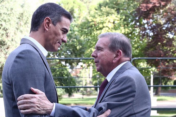 El presidente del Gobierno, Pedro Sánchez (i), recibe al candidato opositor venezolano Edmundo González (d), en el Palacio de la Moncloa, a 12 de septiembre de 2024