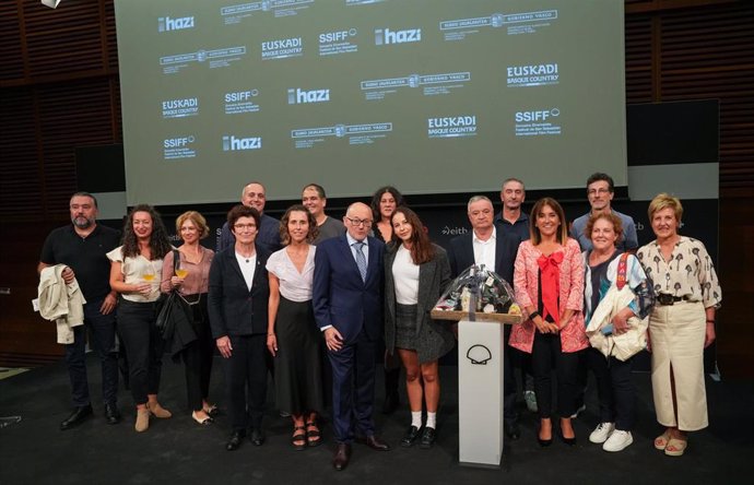 Irene Escolar recibiendo el premio "Euskadi Basque Country-Embajadora del producto local"