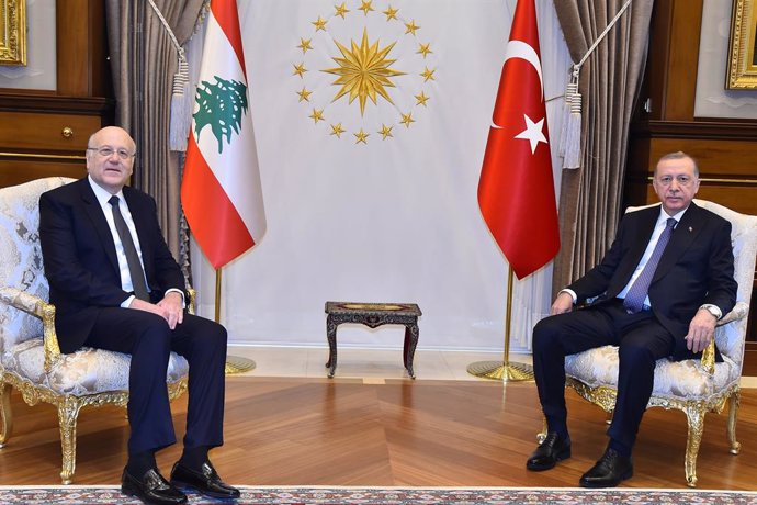 Archivo - HANDOUT - 01 February 2022, Turkey, Ankara: Turkish President Recep Tayyip Erdogan (R) meets with Lebanese Premier Najib Mikati at the Presidential Complex in Ankara. Photo: -/Dalati & Nohra/dpa - ATTENTION: editorial use only and only if the cr