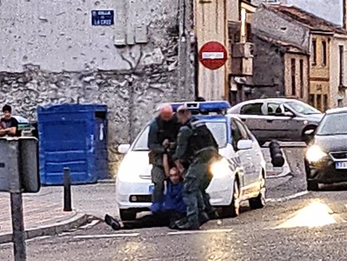 El hombre detenido tras amenazar a varias personas con un arma blanca de grandes dimensiones