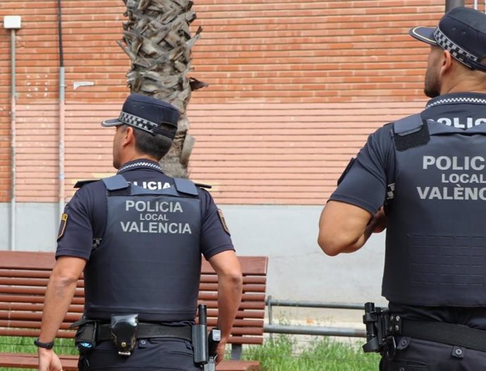 Archivo - Dos agentes de la Policía Local de València