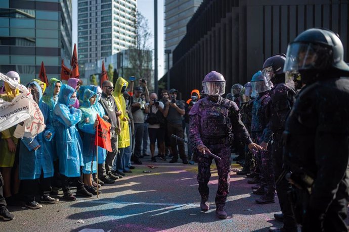 Agentes de policía durante una concentración de entidades y organizaciones sociales ante la Fira de Barcelona Gran Vía, a 25 de septiembre de 2024, en L’Hospitalet de Llobregat, Barcelona, Catalunya