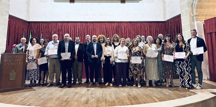 El alcalde de El Puerto de Santa María, Germán Beardo, junto a los profesores que se acaban de jubilar.