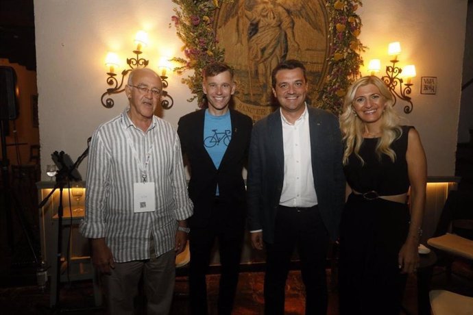 De izquierda a derecha: Mohamed Benchekroun, representante del Ayuntamiento de Marrakech; el presidente de la OCPM, Bruno Marchand; el alcalde de Córdoba, José María Bellido, y la delegada de Centro Histórico, Lourdes Morales.