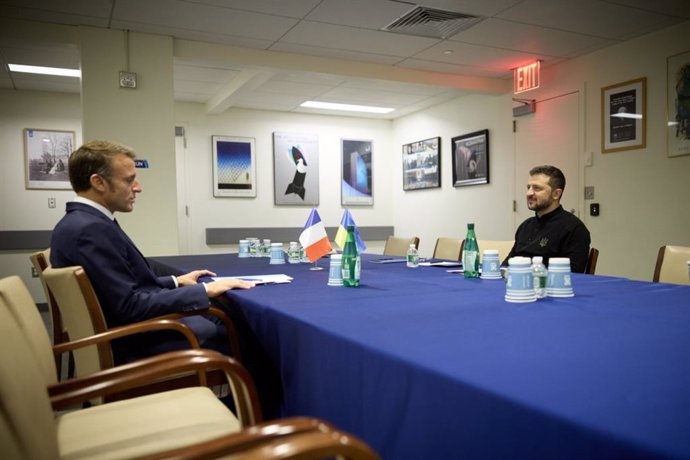 El presidente francés, Emmanuel Macron, junto a su homólogo ucraniano, Volodimir Zelenski, en Nueva York