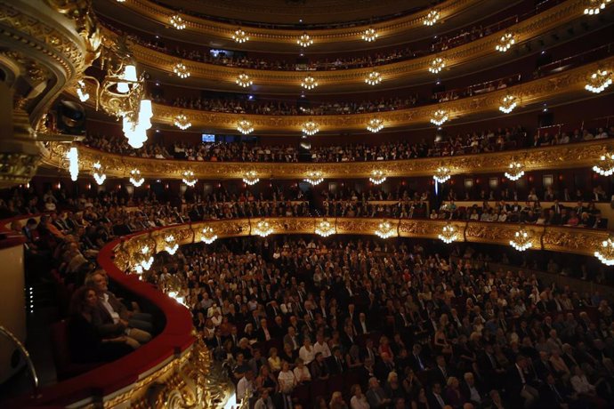 Cientos de personas asisten a la inauguración de la temporada, en el Liceu, a 25 de septiembre de 2024, en Barcelona, Catalunya (España). El Gran Teatre del Liceu de Barcelona abre su temporada 2024-2025 con la ópera "vigente" de Dmitri Shostakóvich sobre