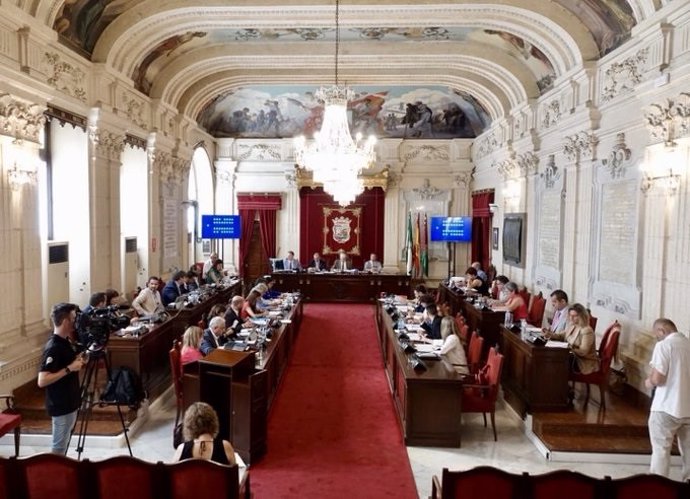 Archivo - Imagen de archivo de un pleno en el Ayuntamiento de Málaga.