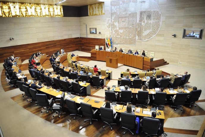 Archivo - Pleno de la Asamblea de Extremadura