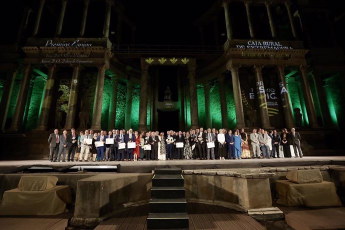 Foto de familia de los premios en la gala de Caja Rural de Extremadura