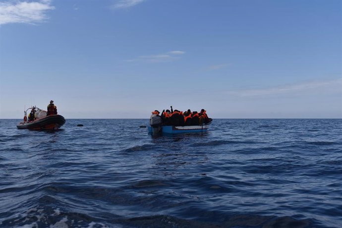 Archivo - Imagen de archivo de migrantes rescatados frente a las costas de Libia.