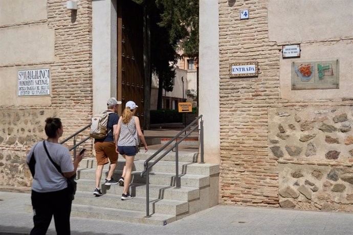 Archivo - Turistas en la Sinagoga Santa María La Blanca de Toledo.