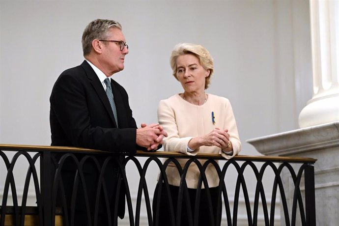 La presidenta de la Comisión Europea, Ursula von der Leyen (d), habla con el primer ministro de Reino Unido, Keir Starmer (i), durante un acto sobre la recuperación de Ucrania en los márgenes de la Asamblea General de la ONU en Nueva York, EEUU