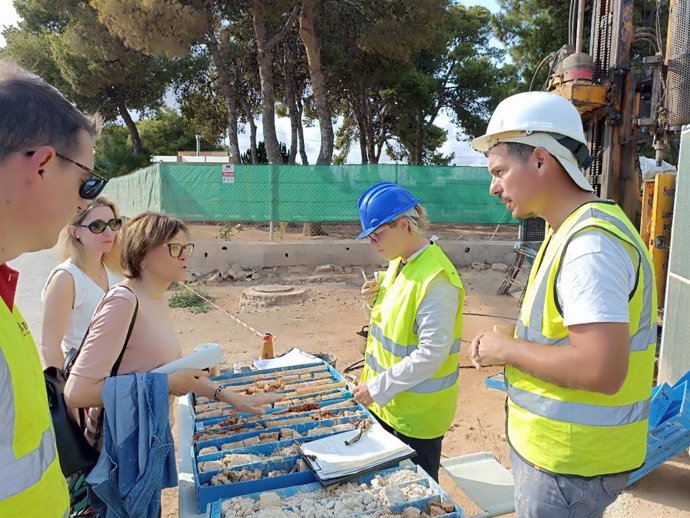 La comisionada del Ciclo del Agua y Restauración de Ecosistemas del MITECO, Francisca Baraza, visita uno de los piezómetros