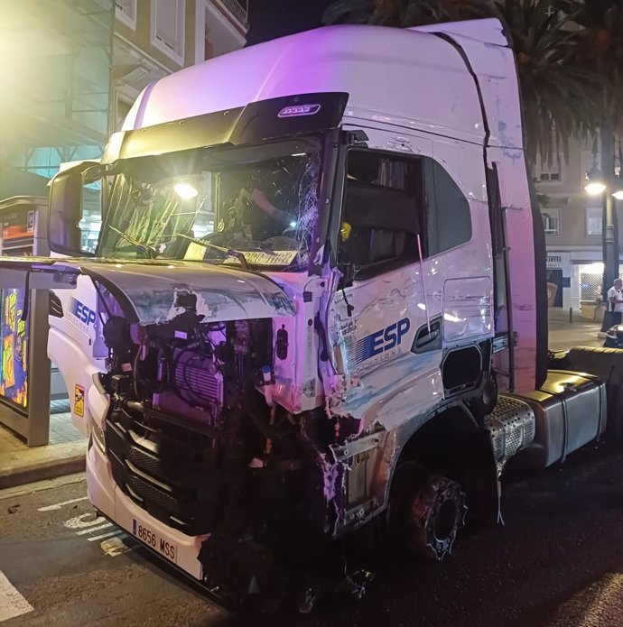 Imagen del camión que circuló desde la A3 en sentido contrario, una vez interceptado en Plaza de España de València