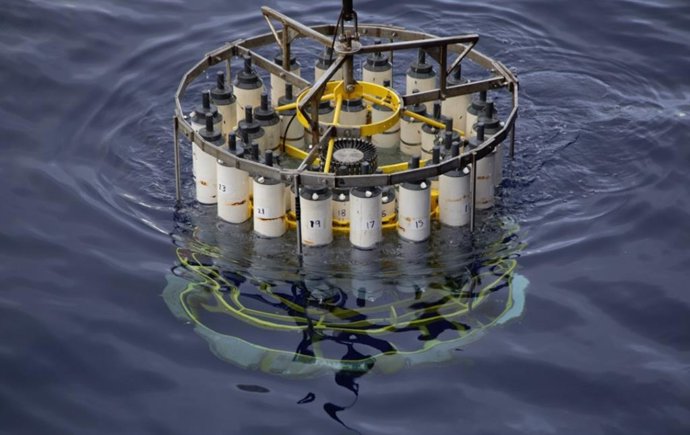 Una roseta de conductividad, temperatura y profundidad (CTD) utilizada para tomar muestras de agua de la zona crepuscular del océano durante una expedición GEOTRACES en el Océano Pacífico.