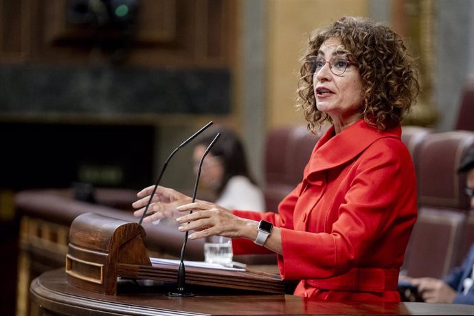 La vicepresidenta primera y ministra de Hacienda, María Jesús Montero, interviene durante una sesión plenaria en el Congreso de los Diputados, a 26 de septiembre de 2024, en Madrid (España). El Congreso aborda hoy el acuerdo de financiación singular con C