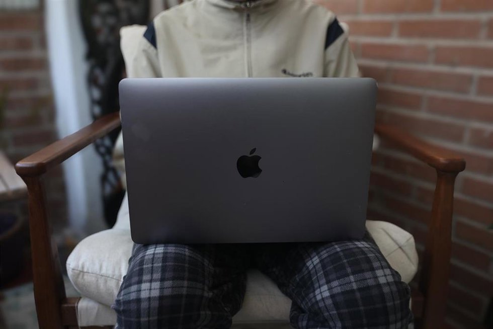 Un joven con un ordenador.