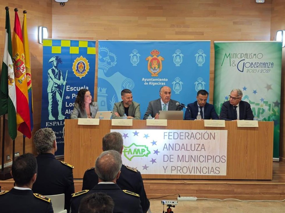 El alcalde de Algeciras, José Ignacio Landaluce, y el presidente de la Comisión de Seguridad, Convivencia , Dialogo Social y Participación Ciudadana de la FAMP y alcalde de Torreperogil (Jaén), José Ruiz, entre otros, en la jornada de la FAMP en Algecir