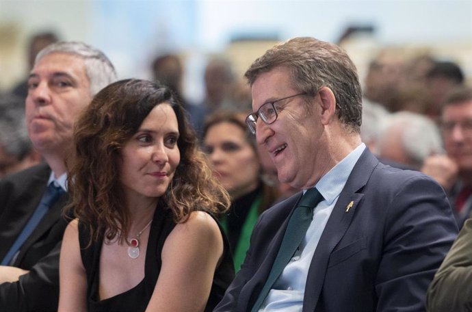 Archivo - La presidenta de la Comunidad de Madrid, Isabel Díaz Ayuso (2i), y el presidente del Partido Popular, Alberto Núñez Feijóo (1d), durante la celebración del Día de Madrid en Fitur 2024, en IFEMA Madrid, a 26 de enero de 2024, en Madrid (España). 