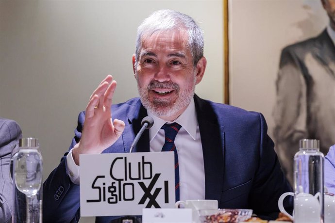 El presidente de Canarias, Fernando Clavijo, interviene durante un desayuno-coloquio, en el Hotel Eurobuilding, a 26 de septiembre de 2024, en Madrid (España).